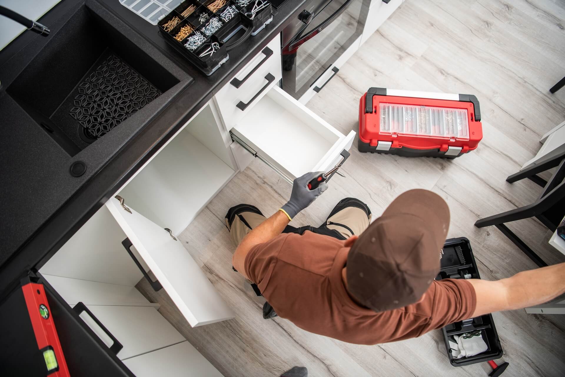 Renovering av kök i Partille inkluderar små lådor vid vasken